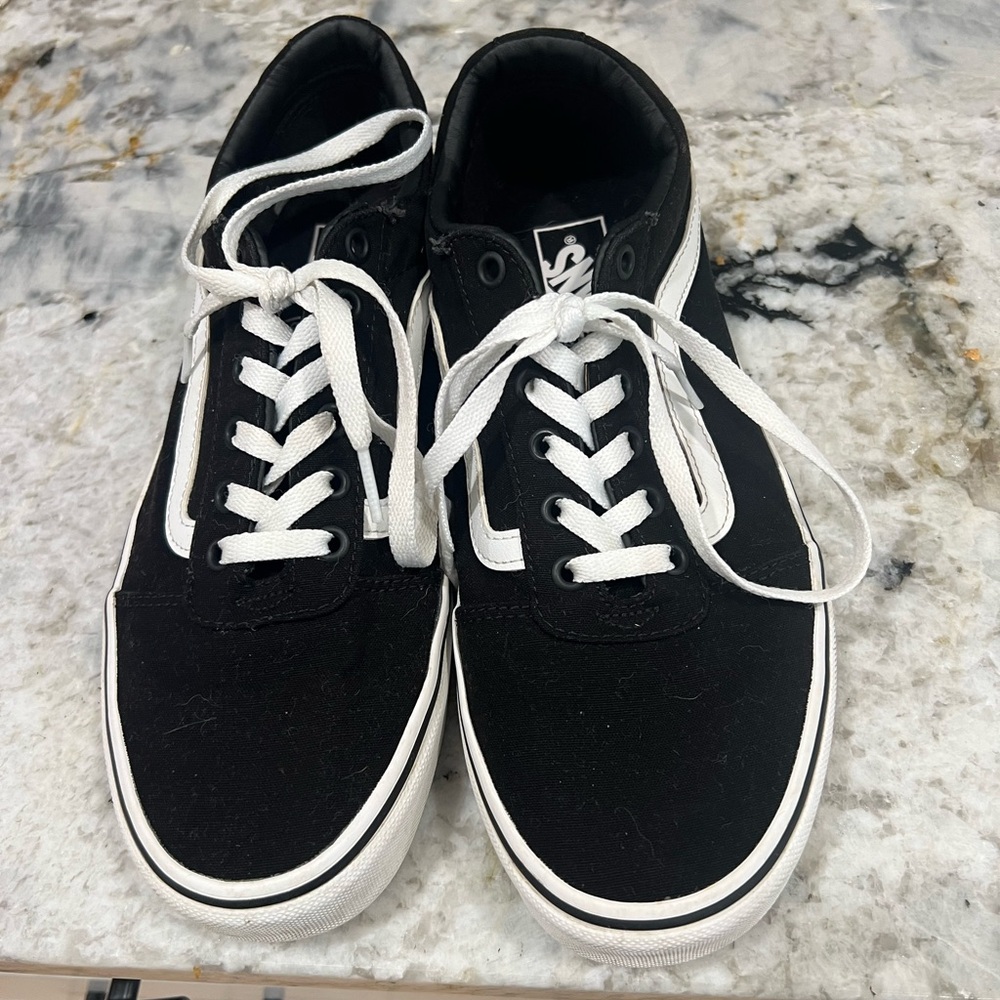 Women’s 11 black white low top vans